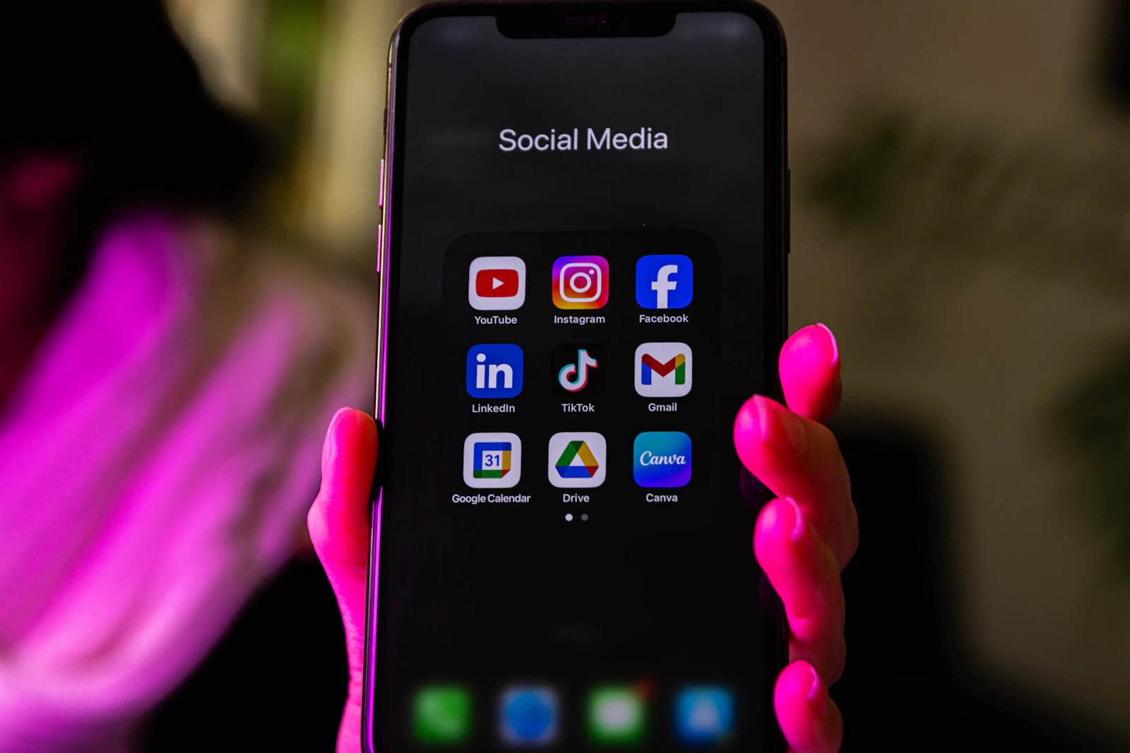 Icônes d'applications sur l'écran d'un smartphone, illustrant l'ASO sur l'App Store